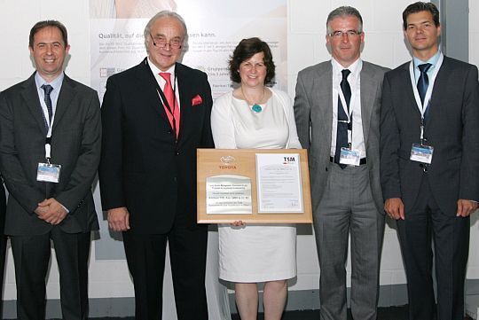 Gratulation zur TSM-Auszeichnung (von links): Ozan Bilgin (Toyota), Rolf Mauss (Obermeister Innung Köln), Gudrun Kirstein (Yvel), John Laing (Toyota) und Ralph Kartscher (Toyota). (Ahren)