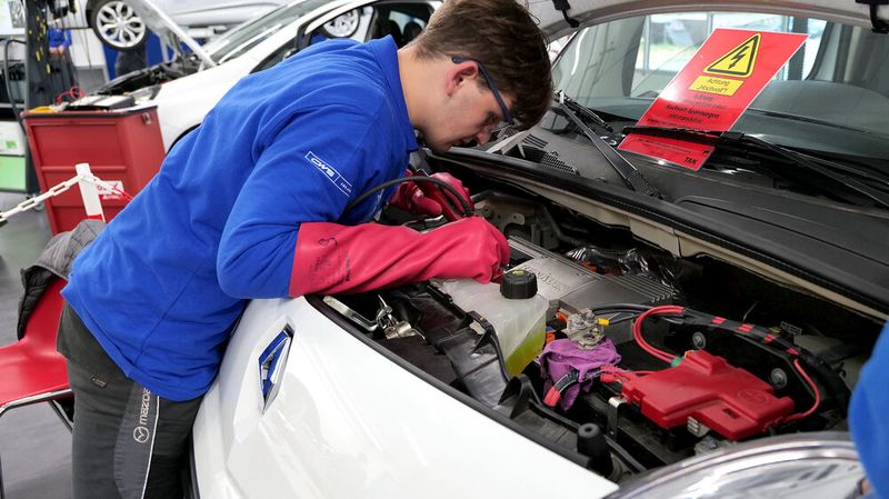 Luca Böttcher aus Sachsen beim Freischalten eines Renault Kangoo ZE. (Bild: Schmidt – autoFACHMANN)