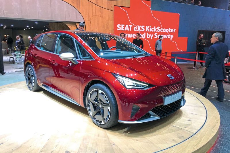 Das Concept Car verweist auf das erste reine E-Auto von Seat. (Bild: Seyerlein/»kfz-betrieb«)