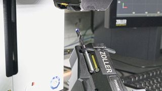 Kleinste Geometrien hochgenau erfassen: Mit Laserlicht erfasst das Messgerät mµFocus bei 10 x 10 Millimeter messendem Messfleck exakt die Schneidengeometrien auch bei Bohr- und Fräswerkzeugen kleiner Durchmesser. (Bild: Zoller)
