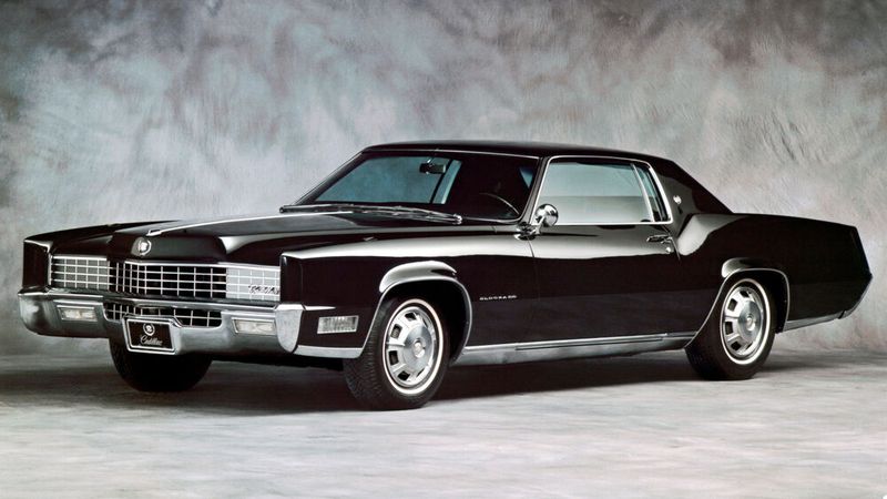 Als erster Cadillac bekam der Fleetwood Eldorado das aus dem Oldsmobile Toronado stammende Fahrwerk mit Frontantrieb. So verfügte die Vorderradaufhängung unter anderem über Drehstabfedern. Zu den besonderen Gestaltungsmerkmalen des Eldorado gehörten klare, gerade Linien mit scharfen Winkeln, die rückblickend als Razor Edge Design („Rasierkantendesign“) bezeichnet wurden. (Bild: Cadillac)