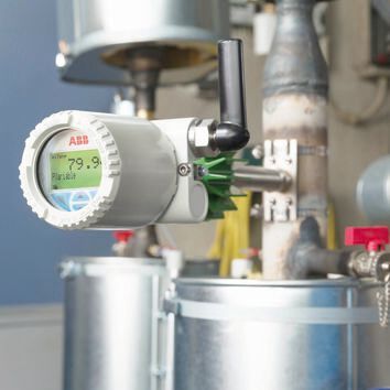 Bild 1: Sensoren überall – Drahtlose Low Power Sensorknoten können ständig mit Ernteenergie arbeiten, wie dieser mit thermischer Energie versorgte Temperatursensor von ABB, der optimal platziert werden kann, um zusätzliche Daten in dieser Industrieapplikation zu erfassen. 