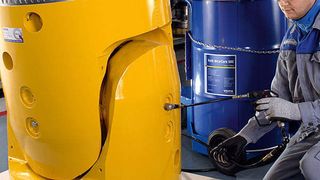 Mit Voith Wearcare 500 hat Voith Turbo einen Hochleistungsschmierstoff entwickelt, der speziell für hochbelastete und langsam laufenden Gelenkwellen gedacht ist. Bild: Voith Turbo (Archiv: Vogel Business Media)