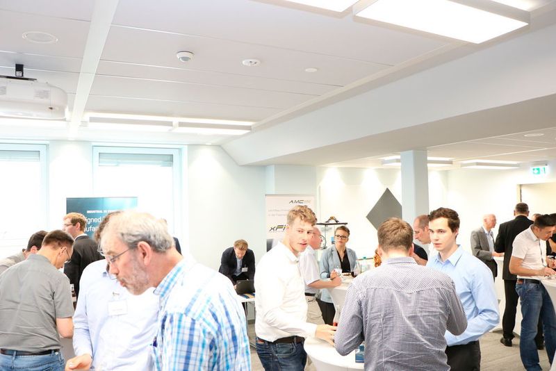 Die Mittagspause nutzten die Teilnehmer für einen Besuch der Ausstellung, zur Stärkung oder einfach zum kommunikativen Austausch untereinander. (Bernhard Richter/konstruktionspraxis)