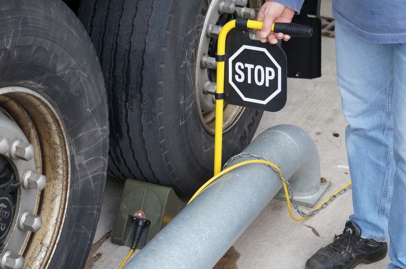 Der an die Ladebrückensteuerung anzuschließende Hörmann Radkeil verhindert, dass der Lkw während des Verladevorgangs seine sichere Andockposition verlässt. Ein Sensor gibt die Ladebrücke bei richtigem Kontakt frei. (Hörmann)