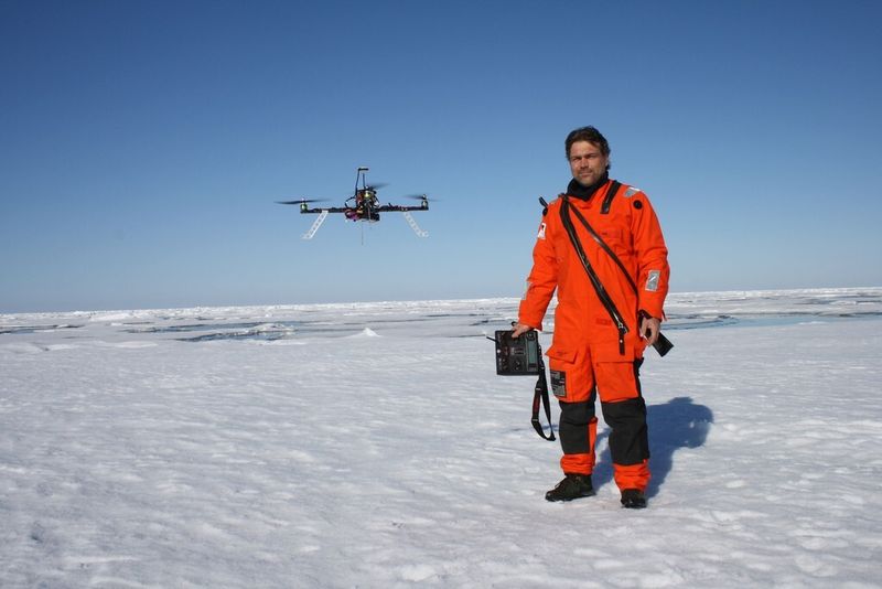 Extreme Kälte ist kein Problem: Multikopter fliegt autonom durch die Arktis. (Alfred-Wegener-Institut / Tobias Mikschl)