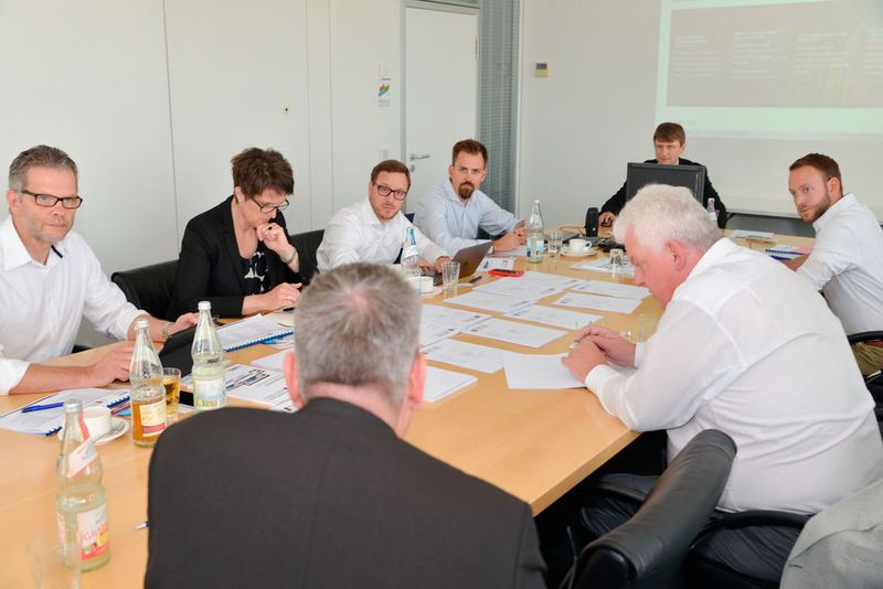 ... ebenso wie (von links) Frank Ehlert vom Award-Partner Bank Deutsches Kraftfahrzeuggewerbe (BDK), Andrea Hansen und Philipp Kroschke (Kroschke-Gruppe) sowie Frederick Altrock von Mobile.de. Martin Achter betreut als Redakteur bei »kfz-betrieb« den Internet Sales Award konzeptionell, Jan Büttner ist als Eventmanager des Fachmedienhauses Vogel Business Media für das Organisatorische zuständig. (Röder / »kfz-betrieb«)