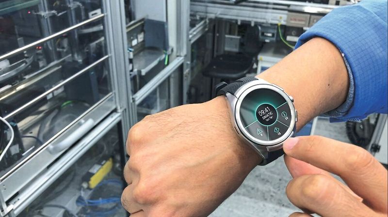 Die App Notifier ermöglicht es, sich zum Beispiel über eine Smartwatch automatisch über wichtige Anlagenzustände jederzeit informieren zu lassen. (Siemens)