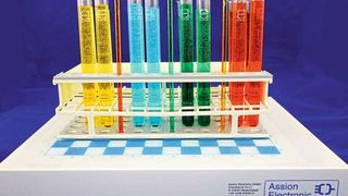 Mithilfe des Tube-Readers kann die Position von Probengefäßen in einem Rack genau bestimmt werden. (Assion Electronic)