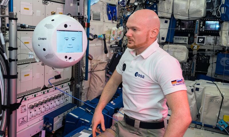 Der in Deutschland entwickelte und gefertigte Astronautenassistent namens „CIMON“ (Crew Interactive Mobile CompanioN) kam jetzt erstmals in der Internationalen Raumstation ISS zum Einsatz. Der deutsche ESA-Astronaut Alexander Gerst arbeitete mit CIMON rund 90 Minuten im Weltraumlabor Columbus. (DLR/IBM)