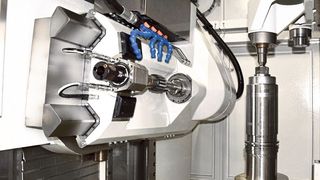 Der große Arbeitsraum mit seinen langen Verfahrwegen gehört zur Konzeptphilosophie von Emag Richardon. Hinzu kommt ein breites Drehzahl- und Leistungsspektrum, was es in Kombination miteinander möglich macht, auf der R 300 sehr unterschiedliche Bauteile zu bearbeiten. (Emag)