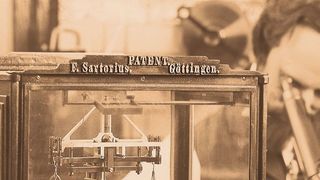 Abb.1: Kurzarmige Analysenwaagen wie diese bildeten Ende des 19. Jahrhundert das Fundament für den Erfolg von Florenz Sartorius. (Sartorius AG)