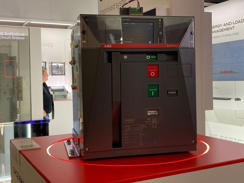 Der neue Sace Emax 3 von ABB: offener Leistungsschalter der höchsten Entwicklungsstufe. (Bild: Stefanie Michel)