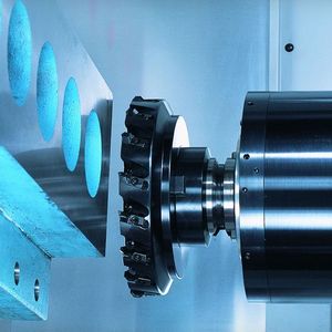 Mit 1520 mm Verfahrweg in der X-Achse sowie 1500 mm Durchmesser und 1500 mm Höhe als maximalem Werkstückformat empfiehlt sich die Maschine für die Großmotorenfertigung  Bild: Makino