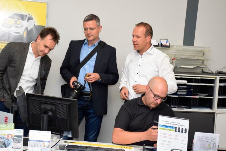 Die Jurymitglieder informierten sich über die digitalen Serviceprozesse in der Werkstatt in Kaiserslautern. (Rubbel)