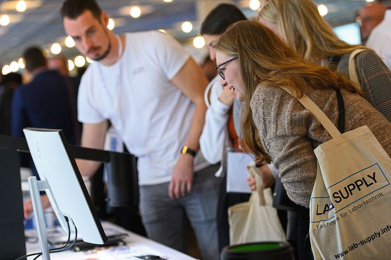 Da über 100 Aussteller aus verschiedensten Bereichen auf der Messe vertreten sind, gibt es immer wieder spannende Zufallsentdeckungen, die sich durch Onlinesuchen oder Kataloge blättern so nicht ergeben hätten.   Mehr Infos zu den kommenden LAB-SUPPLY-Messen finden Sie auf www.lab-supply.info (Bild: Stefan Stark)