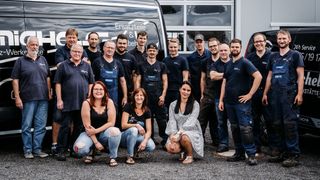 Das Team der Kfz-Werkstätte Michels mit der selbst ernannten „Feelgood-Managerin“ und Prokuristin Janine Gläser (1. Reihe, vorne links). (Bild: Kfz-Werkstätte Michels)