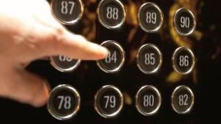 Sicherheitsrelais in Aufzügen: Ab 1. September 2017 werden die Aufzugsnormen EN 81-1 und EN 81-2 durch die Normen EN 81-20 und EN 81-50 abgelöst. Praktisch werden hiermit die Sicherheitsrichtlinien für die Konstruktion und den Betrieb von Aufzügen verschärft. (Hengstler)