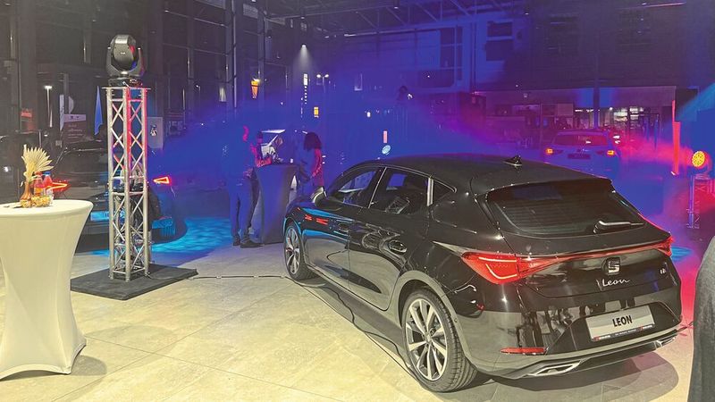 Zur Eröffnung war erstmal Party in dem 760 Quadratmeter großen Showroom angesagt. (Bild: Motor Nützel)