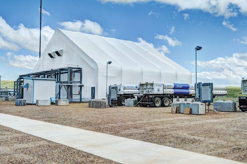 Von Linde gebaute Anlage zur Heliumaufbereitung in Mankota, Kanada. Rechts im Bild sind Helium-Tube-Trailer zum Kundentransport des Edelgases zu sehen. (Evonik)