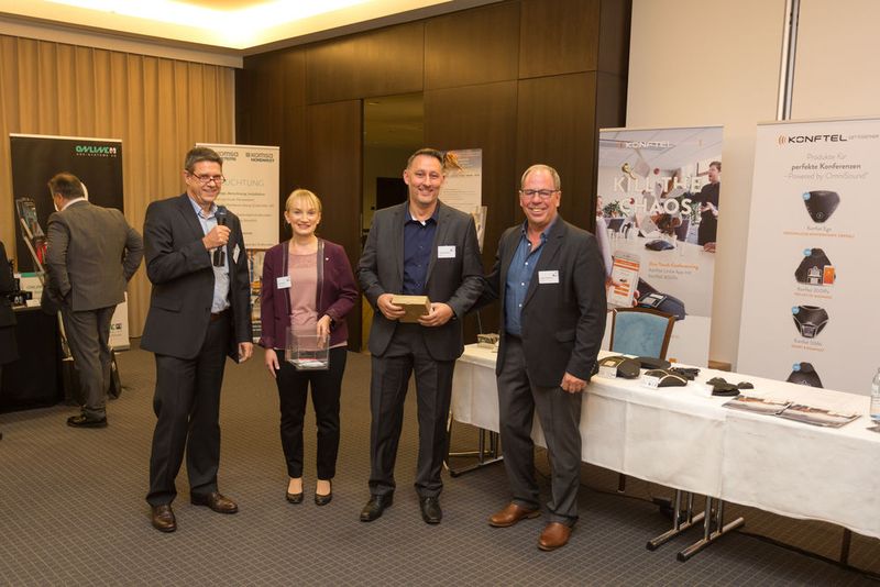 Glückliche Gewinner am Konftel-Stand: (v. l.) Ralf Kalker (Konftel), Sandra Braune (Komsa), Enrico Kammerer (Tegknet de) und Lothar Schumann (Konftel) (Komsa)