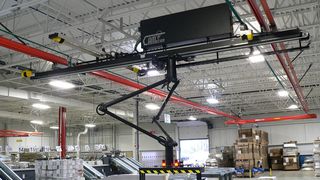 Der an der Decke montierte Entstapler ist per drahtlosem Kommunikationssystem mit dem Bedienplatz verbunden.  (Bild: Kolbus)