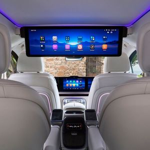 Für die hinteren Sitzreihen bietet Mercedes gegen Aufpreis ein außergewöhnliches Entertainment-Paket an. Ein Panorama-Bildschirm im Riesenformat von 31,3 Zoll und mit 8K-Auflösung fährt per Sprachbefehl aus dem Dachhimmel.(Bild:  Mercedes-Benz)
