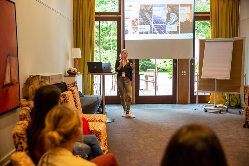Diana Hauser von NTT Deutschland macht einen Ausflug in die Zukunft des Quantum Computing. (Bild: www.hamann.photo)