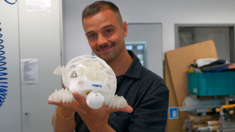 Sebastian Schrof ist Industriedesigner im Bionik-Team von Festo. Zu seinem ersten Projekt gehörte schon die Bionic Ant. (Bild:  Sandro Kipar/VCG)