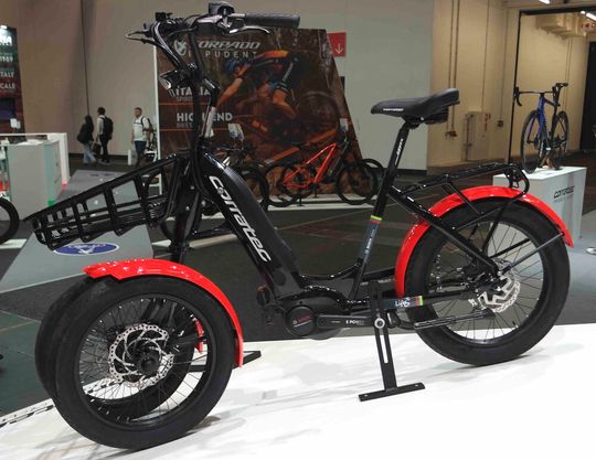 Das Pedelec bietet drei Räder, drei Scheibenbremsen und zwei Gepäckträger.(Bild:  sp-x/Mario Hommen)