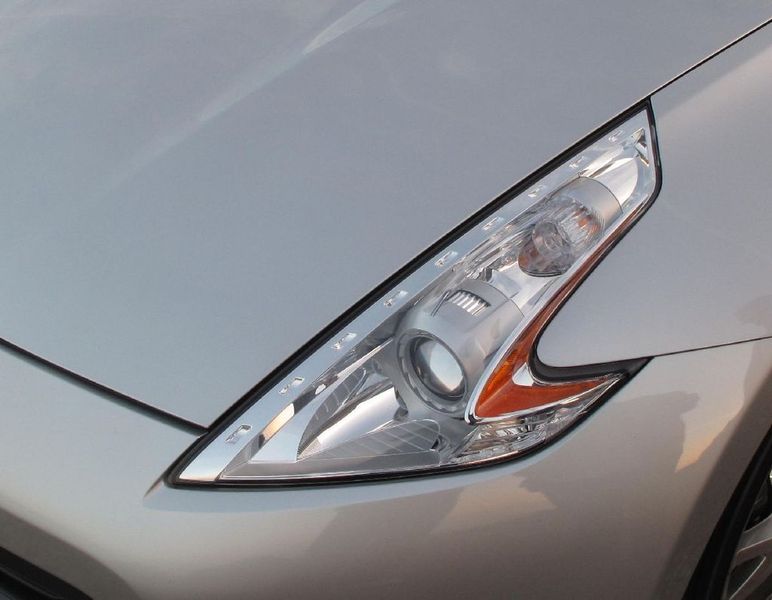 Die wie ein Bumerang geformten Front- und Heckleuchten fangen die Kraftlinien der Karosserie ein und lenken deren Energie zu den Rädern. (Archiv: Vogel Business Media)