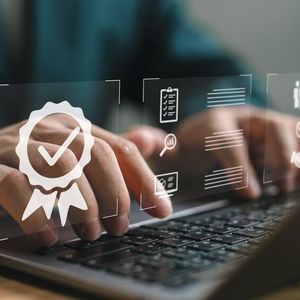 Ohne CE-Kennzeichnung ist kein Produkt mit digitalen Komponenten in Europa verkäuflich: Ab 2027 müssen dafür die Anforderungen der Maschinenverordnung (MVO) und des Cyber Resilience Act (CRA) erfüllt werden.(Bild: ©  Looker_Studio - stock.adobe.com)