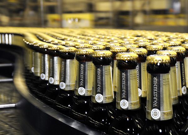 Platz 3: Warsteiner Pils mit 20,73 Mikrogramm Glyphosat pro Liter Bier.(Eine Gefährdung für den Konsumenten besteht nach Einschätzung des Bundesinstituts für Risikobewertung jedoch erst ab einem täglichen Konsum von 1.000 Liter Bier.)Weitere interessante Beiträge rund um die Themen Messtechnik und Bierbrauerei: - Wie Brauereien durch intelligente Messtechnik höchste Bierqualität erreichen  - Jeder kann an der Hauswand Bier brauen  - Mit Wiesn-Bierpipeline 1.200 Maß pro Stunde ausschenken  Bild: Warsteiner Brauerei Haus Cramer KG / CC BY-SA 3.0 / https://de.wikipedia.org/wiki/Warsteiner_Brauerei#/media/File:Warsteiner_Flaschenabf%C3%BCllung.jpg / Flaschenabfüllung (Bild: Warsteiner Brauerei Haus Cramer KG / CC BY-SA 3.0)