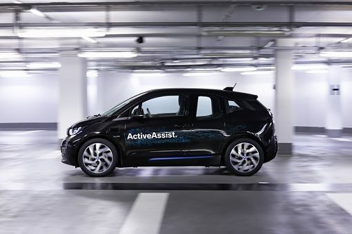 E-Autos im Blick: Vollautomatisches Parken in Parkhäusern: dynamisch und sicher, auch ohne Fahrer.Der vollautomatisierte Remote Valet Parking Assistant im BMW i3 Forschungsfahrzeug kombiniert die Informationen der Laserscanner mit dem digitalen Lageplan eines Gebäudes, zum Beispiel eines Parkhauses. (Bild: BMW)