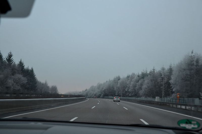 … sowie die radargestützte aktive Bremsunterstützung RBS, die den Abstand zu vorausfahrenden Fahrzeugen überwacht und im Notfall selbstständig eine Notbremsung einleitet. (Michel/»kfz-betrieb«)