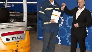 Albrecht Broemme, Präsident der Bundesanstalt Technisches Hilfswerk (links) nimmt von Michael Süßenguth, dem Leiter der Frankfurter Still-Niederlassung, die Spende eines Elektro-Staplers RX 20 entgegen. Bild: Still (Archiv: Vogel Business Media)