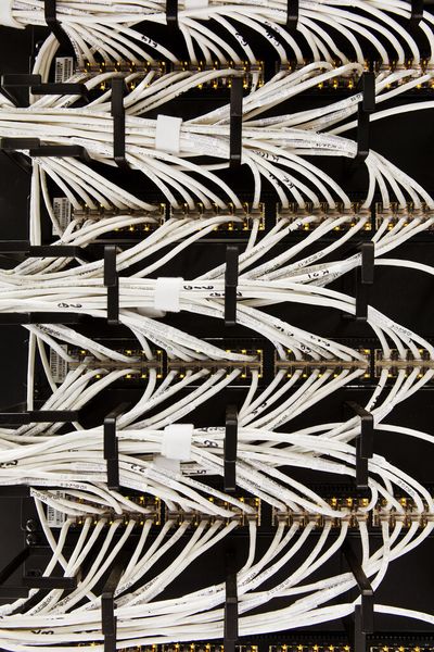 Google Datacenter: Kunstvoll verlegte Kabelstränge (Google)