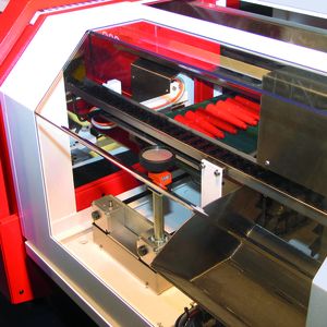 Bild 2: Das Be- und Entladesystem der Rundschleifmaschinen S33 ist ausgelegt für Wellen und Futterteile mit Durchmessern bis100 mm und Längen bis 300 mm.