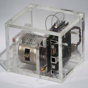 Weltweit erstes tragbares ESR-Spektrometer. Der Laborprototyp ist am IQST-Stand auf der Hannover Messe 2019 auch in Aktion zu sehen.