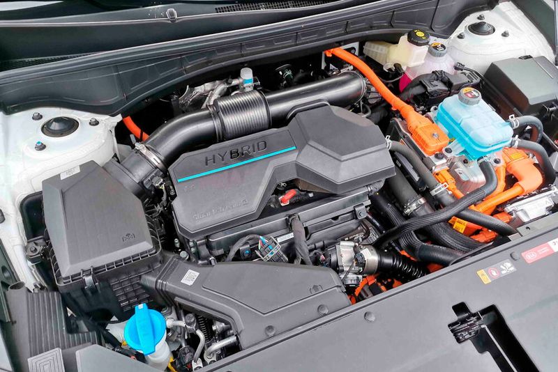 Im Motorraum des Kia Sorento PHEV gibt es viel zu entdecken. Markant sind die orangefarbenen Hochvoltleitungen. (Bild: SP-X/Mario Hommen)