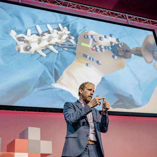 Bei den Symposien erläutern Experten unter anderem, wie die Medizintechnik von additiver Fertigung profitieren kann. Bei den Symposien erläutern Experten unter anderem, wie die Medizintechnik von additiver Fertigung profitieren kann.