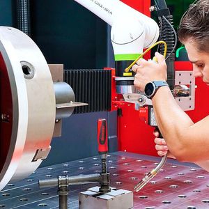 Rund 30 Prozent schneller teachen ist mithilfe des Fronius-Features Teachmode möglich. Denn die reversierende Drahtbewegung verhindert dabei das Verbiegen des Drahtes bei Berührung mit dem Bauteil. Das erspart dem Anwender das Abtrennen des verbogenen Drahtes und damit auch das neuerliche Abmessen des Stickouts. (Bild:  Fronius)