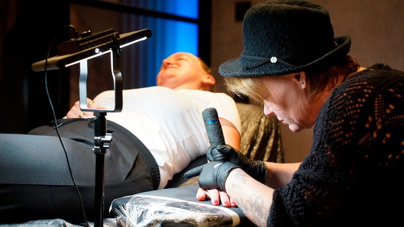 Am Eröffnungswochenende strömten gut 1.000 Besucher ins neue Autohaus. Ein lokales Tattoo-Studio bot Walk-in-Tattoos an: Viele ließen sich ein Cupra-Tattoo stechen.  (Bild: Koch Auto Gruppe)