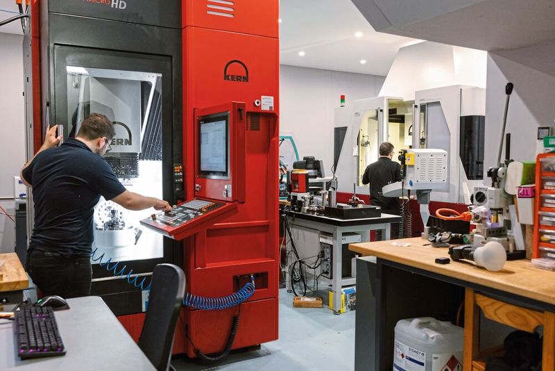 Das australische Fertigungsunternehmen NH Micro stellt höchstpräzise Einzelteile für die Uhrenindustrie sowie für viele weitere Branchen her. Die Basis für den Erfolg liegt in den Fünfachszentren Kern Micro HD und Kern Pyramid Nano. (Bild: NH Micro / Kern Microtechnik GmbH)