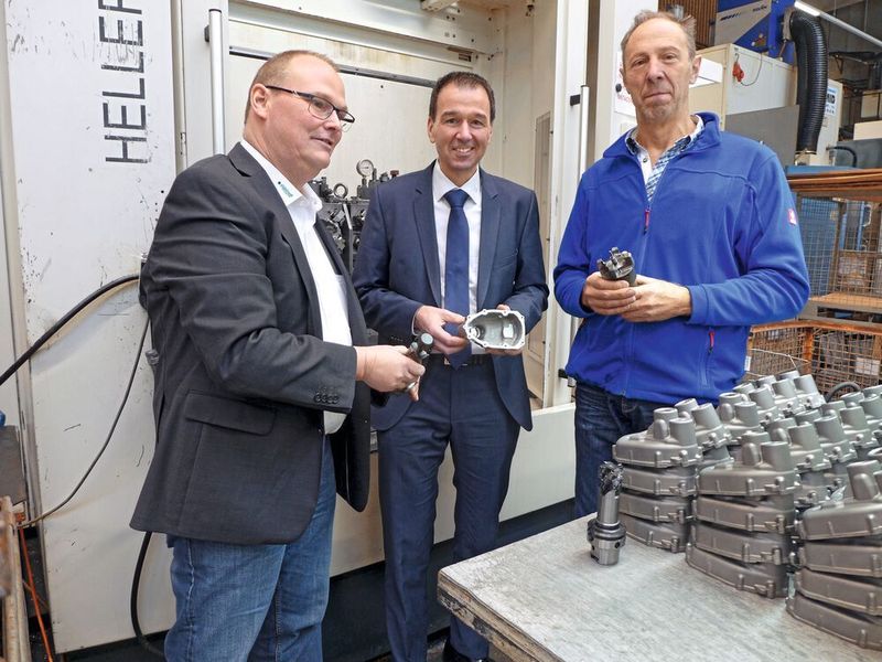 Johannes Post (Produktmanager PKD-Werkzeuge), Christoph Hitzler (Verkaufsleiter Gebiet Süd, beide Ingersoll) und Albert Fink (beim Lohnfertiger ZSO Manager für Projektierung und Engineering) (v. l. n. r.) haben mit den PKD-Sonderwerkzeugen eine den Anforderungen an hohe Genauigkeit und Oberflächengüte sowie kurze Taktzeiten entsprechende Fertigung verwirklicht.  (Ingersoll)