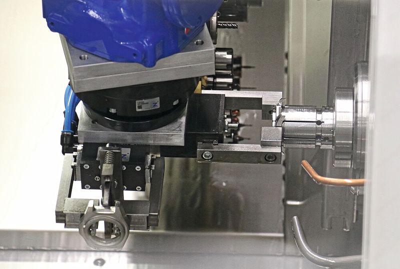 Schluss mit manuellem Einlegen: Der Roboter übernimmt das komplette Teilehandling. (Bild: teamtec)