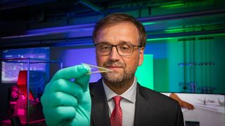 Mikroelektronischer Katheter: Prof. Dr. Oliver G. Schmidt ist Pionier bei der Erforschung und Entwicklung extrem kleiner, formbarer und flexibel einsetzbarer Mikrorobotik. Im Bild hält er eine ultra-flexible, mikroelektronische Folie. (TU Chemnitz)