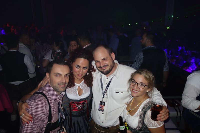 Besa, IT-BUSINESS, mit (l.) Zisis Lianas und Geburtstagskind Frank Seidel, Western Digital, und Melanie Leimeister, Hama. (Bild: IT-BUSINESS)