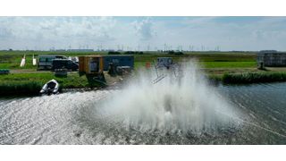 Das passiert, wenn Altmunition in Gewässern auf übliche Art und Weise entschärft wird: Druck, Schall und Umweltbelastungen, wie man an der Fontäne sehen kann. Dann ist es auch noch teuer. Doch Know-how vom LZH kann das weitestgehend vermeiden ... (Bild: LZH)