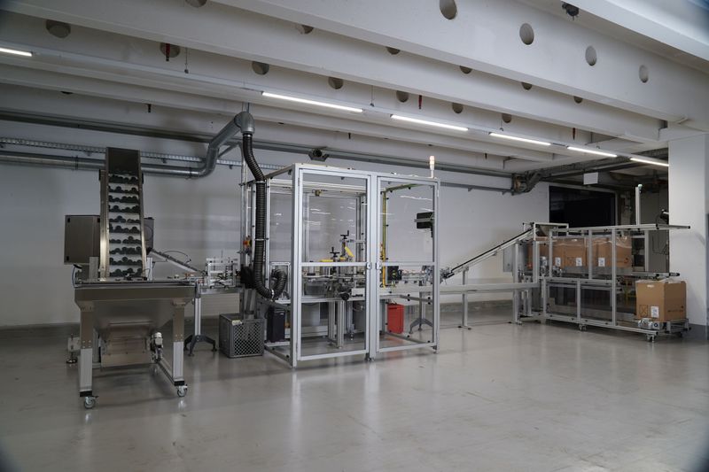 Aufgrund der guten Zusammenarbeit realisierte KM Packaging eine weitere Montageanlage auf der Basis der Item-Profile und Förderbänder. Auch hier erfolgen der Transport der Komponenten und die Verpackung automatisiert. (Bild: Item / KM Packaging)